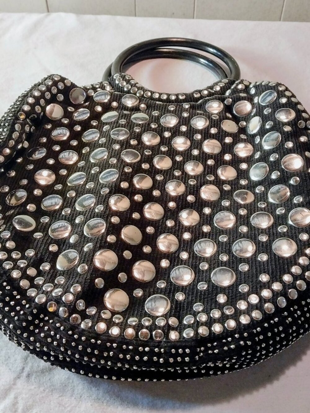 Mid century round flat handbag with big silver metal sequins. - Picture 2 of 12